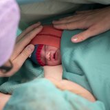 Le Conseil fédéral veut corriger les différences de traitement au sein du régime des APG, notamment en cas d'hospitalisation de la mère après un accouchement (image d'illustration). KEYSTONE/GAETAN BALLY
